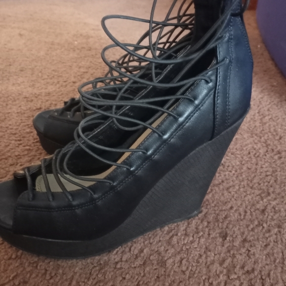 Heels - Picture 2 of 3